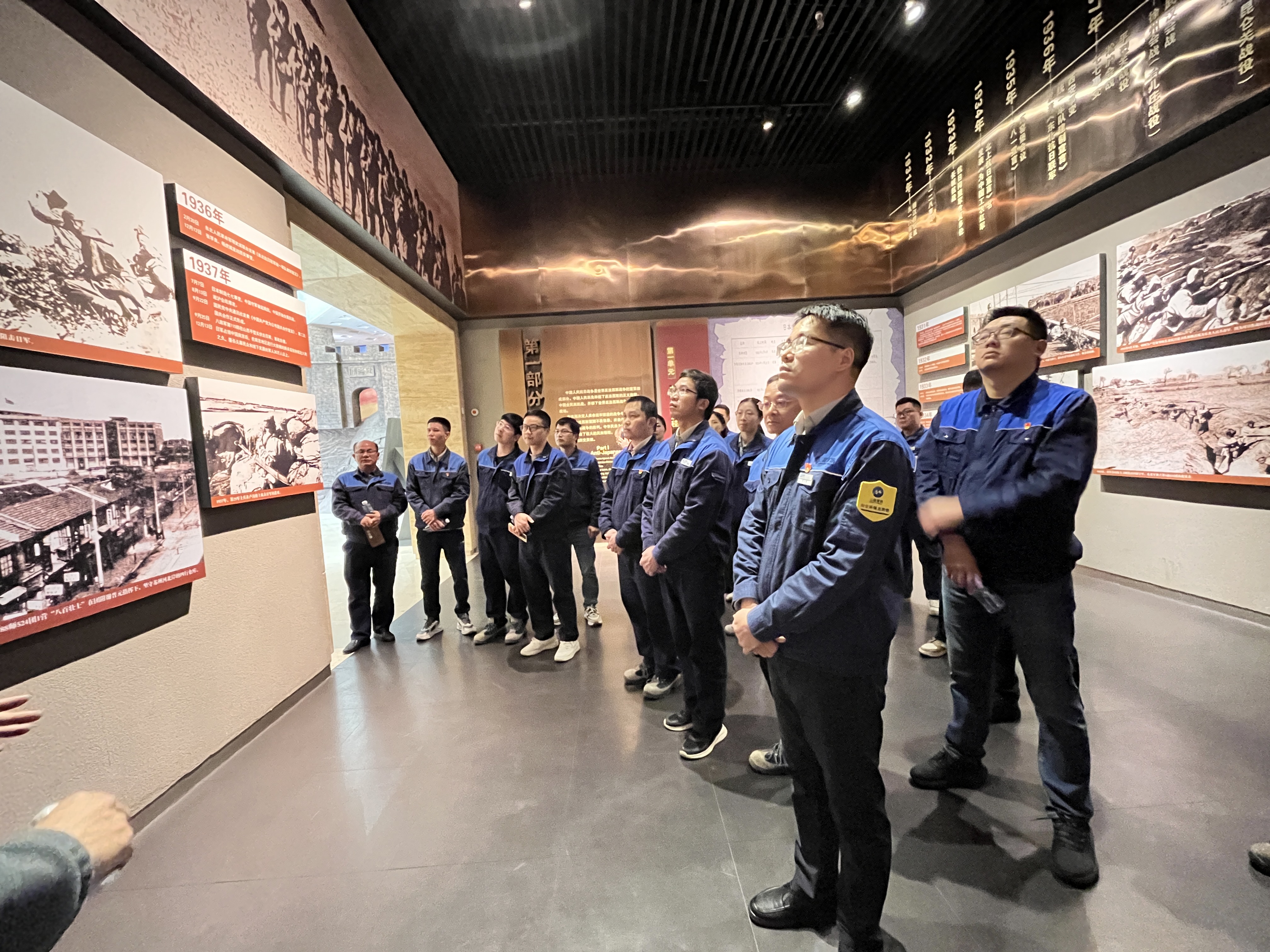 黨員正在參觀昆侖關(guān)戰(zhàn)役紀念館1.jpg